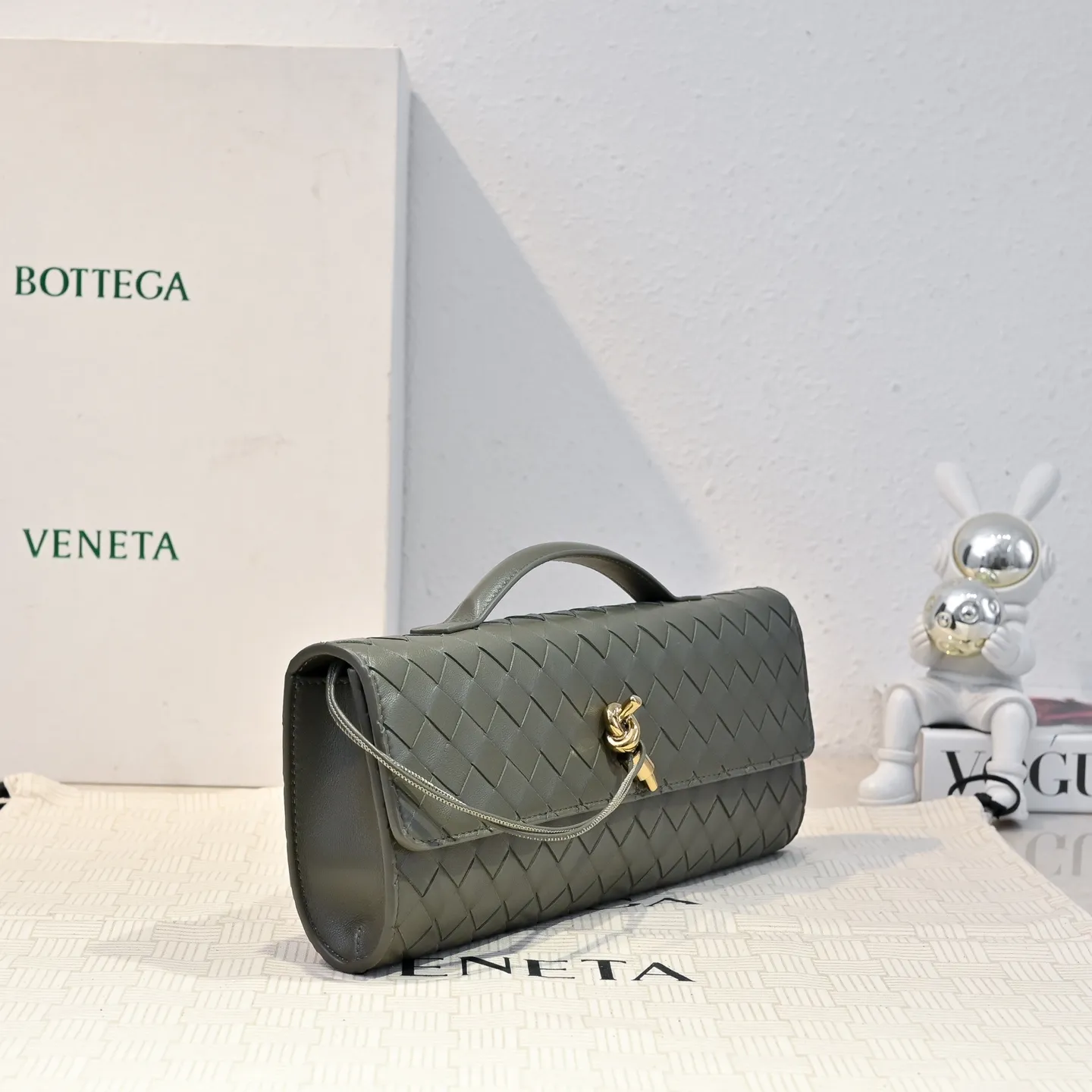 The batch of 1360 BV Andiamo evening handbags has been heavily planted again~ The designer aesthetics in the era of economic downturn are back. I fall in love with it at first sight and can't put it down. It's so beautiful and full of aura. The shape and texture are very competitive. It's light in weight and has sufficient capacity. It's a must-have for fashionistas. It's suitable for many occasions, minimalist, high-end and light luxury. Model No.: 741511 Size: 31*13*3cm